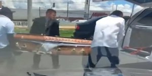 Caixão com corpo cai de carro funerário em movimento; assista