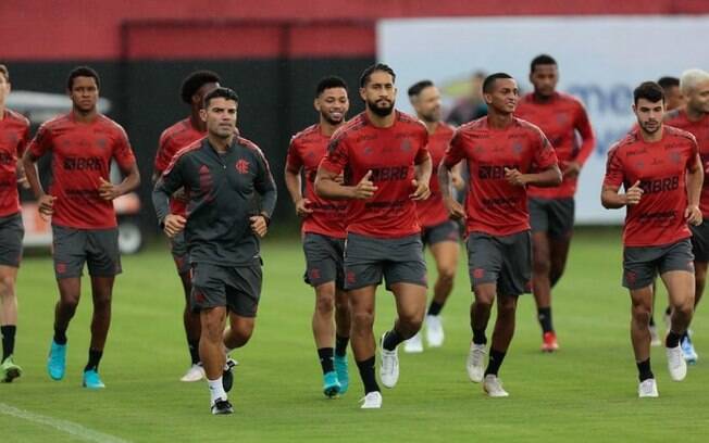Com dúvidas e desfalques, Flamengo finaliza preparação para jogo contra o Palmeiras