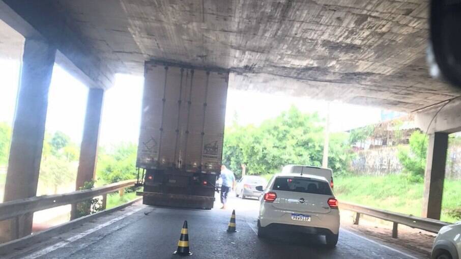 Caminhão ficou 'entalado' em viaduto