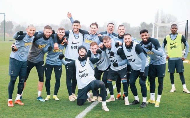 Jogadores do Tottenham durante atividade de preparação para enfrentar o Brighton – Foto: Divulgação