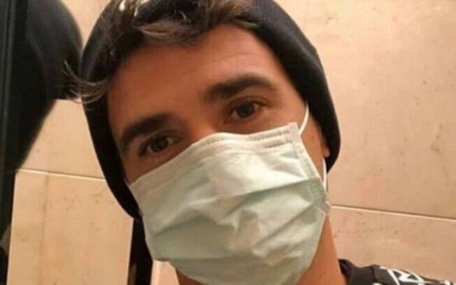 Oscar usa máscara para se proteger do coronavírus