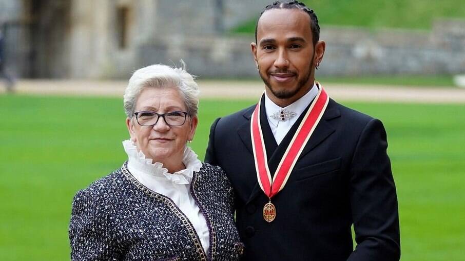 Lewis Hamilton compareceu à cerimônia no Castelo de Windsor acompanhado pela mãe, Carmen Lockhart 