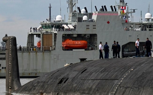Militares russos no submarino nuclear Kazan
