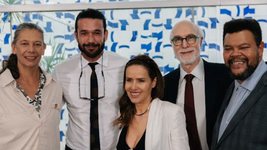Ex-ministra do Esporte, Ana Moser e os atores Sergio Marone, Leona Cavalli, Odilon Wagner e Babu Santana durante entrega da PEC 13/26 
