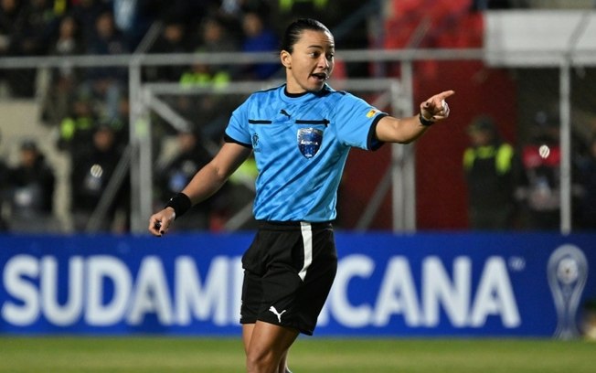 A árbitra brasileira Edina Alves durante a partida da Copa Sul-Americana entre Always Ready e Universidad Cesar Vallejo em El Alto, Bolívia, em 25 de abril de 2024