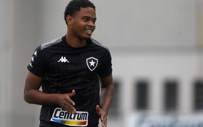 Botafogo chega a acordo com Nova Iguaçu e encaminha permanência de Lucas Mezenga