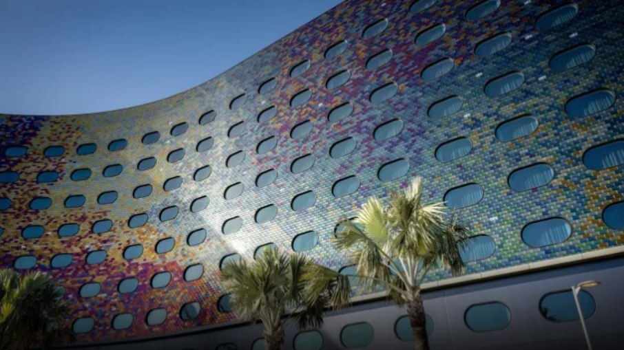 140 mil azulejos que mudam de cor durante o dia formam a fachada do Universal Stella Nova Resort 140 mil azulejos que mudam de cor durante o dia formam a fachada do Universal Stella Nova Resort