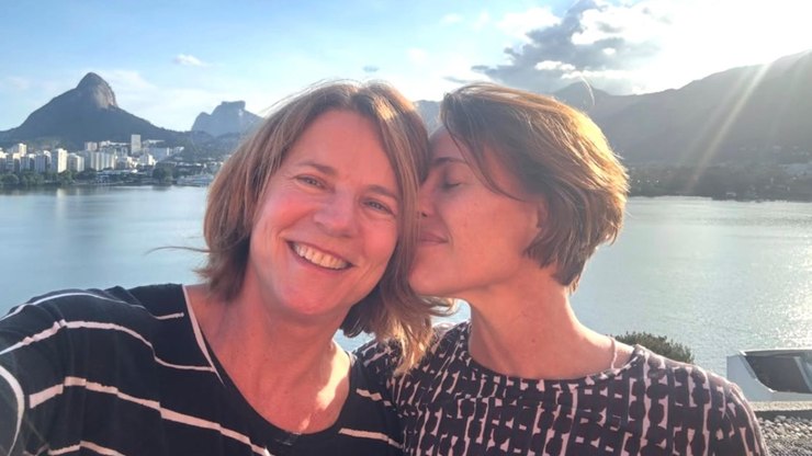 Vera Zimmermann celebra o amor com declaração para a namorada