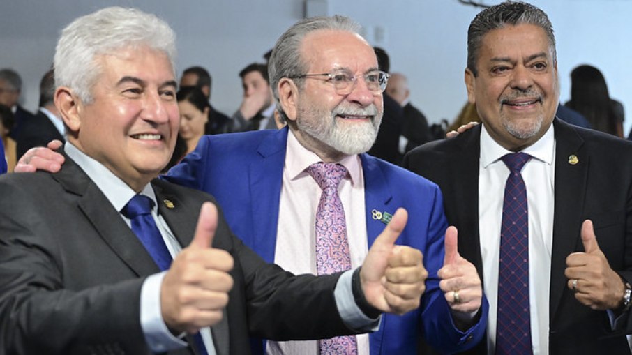 Comissão de Assuntos Sociais (CAS) realiza reunião sobre o PL 2.294/2024, que cria o Exame Nacional de Proficiência em Medicina como pré-requisito para o exercício da profissão no Brasil. Na foto: senador Astronauta Marcos Pontes (PL-SP); presidente do Conselho Federal de Medicina (CFM), José Hiran da Silva Gallo e senador Dr. Hiran (PP-RR Comissão de Assuntos Sociais (CAS) realiza reunião sobre o PL 2.294/2024, que cria o Exame Nacional de Proficiência em Medicina como pré-requisito para o exercício da profissão no Brasil. Na foto: senador Astronauta Marcos Pontes (PL-SP); presidente do Conselho Federal de Medicina (CFM), José Hiran da Silva Gallo e senador Dr. Hiran (PP-RR