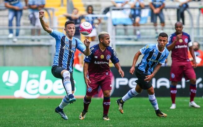 Grêmio e Caxias fizeram o jogo mais agitado deste sábado de estaduais pelo Brasil