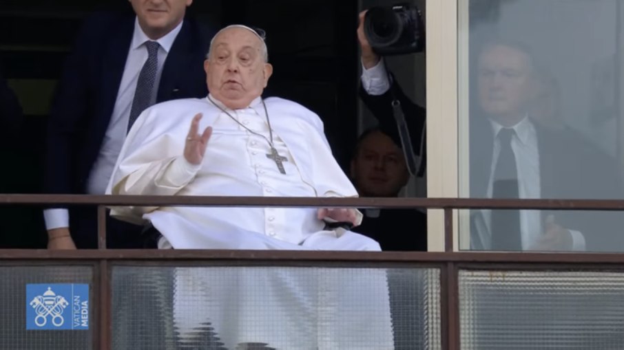 Pontífice ficou recentemente internado no hospital Gemelli, em Roma, e estava debilitado Pontífice ficou recentemente internado no hospital Gemelli, em Roma, e estava debilitado