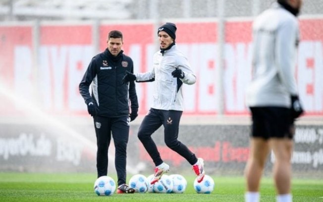 Jogadores do Leverkusen durante treinamento da equipe Jogadores do Leverkusen durante treinamento da equipe