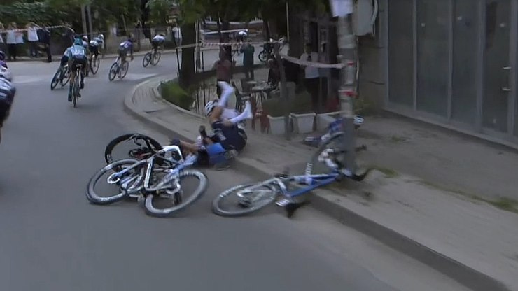Ciclista sofre queda impressionante e deixa prova de ambulância
