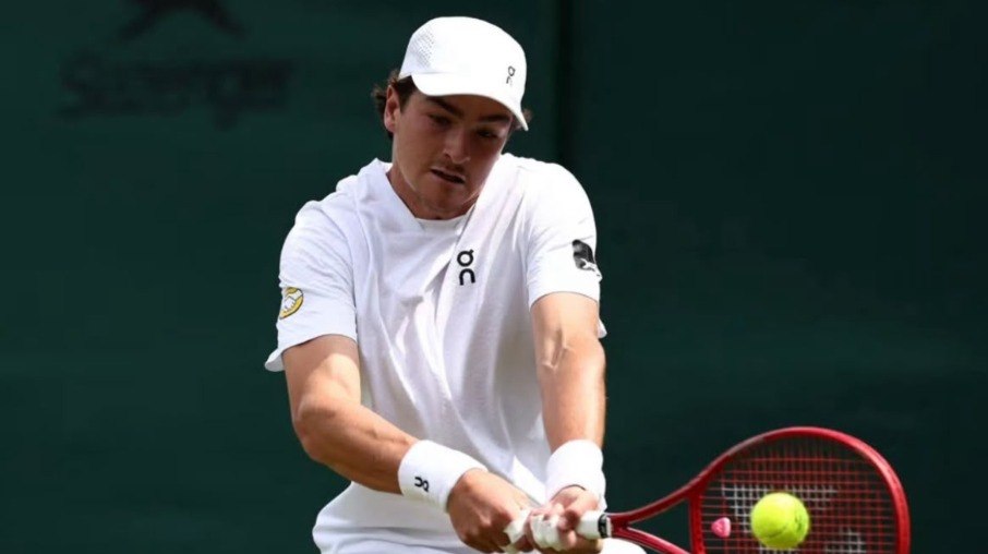 João Fonseca rebate bola na estreia em Wimbledon João Fonseca rebate bola na estreia em Wimbledon