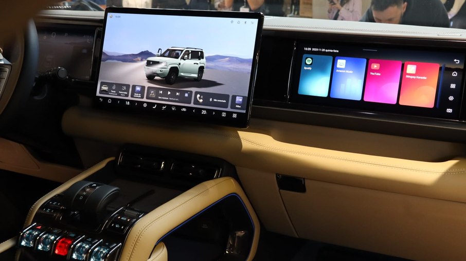 Interior do Denza B5