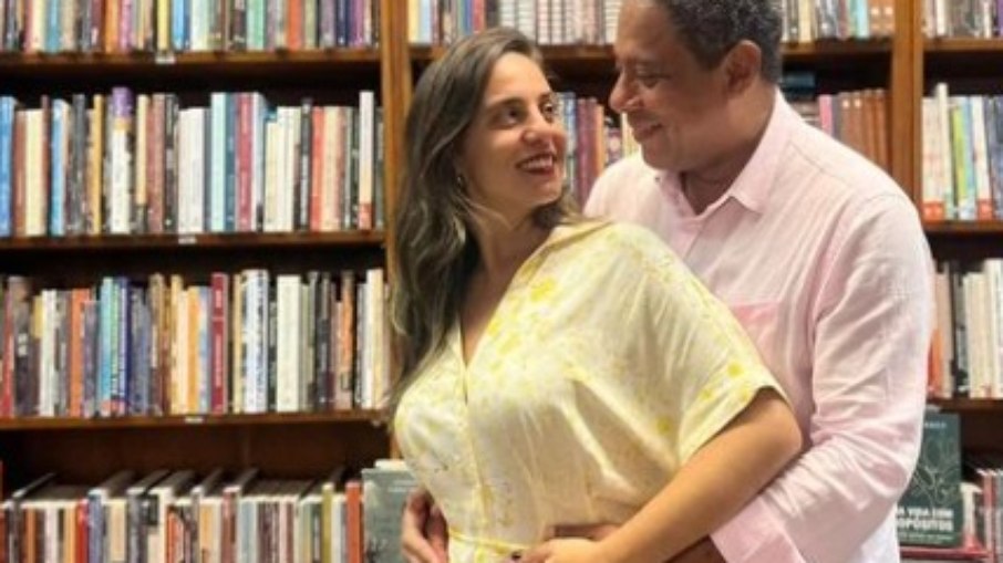 Fernanda Melchionna é abraçada pelo também deputado Orlando Silva