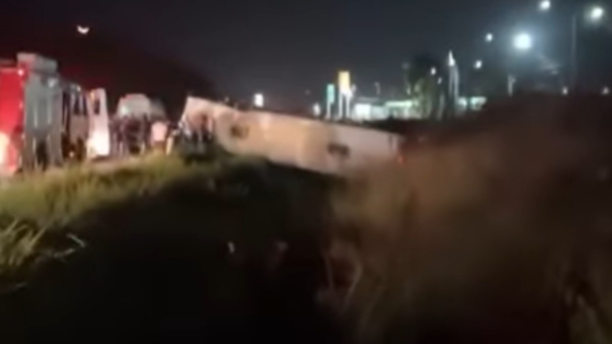 Urgente! Ônibus tomba após colisão com carreta em PE: Veja o que aconteceu!