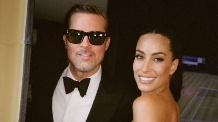 Brad Pitt assume namoro com designer em casamento de Taylor Swift