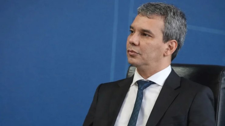 Prefeito do Rio admite estudo para conter abusos nas praia