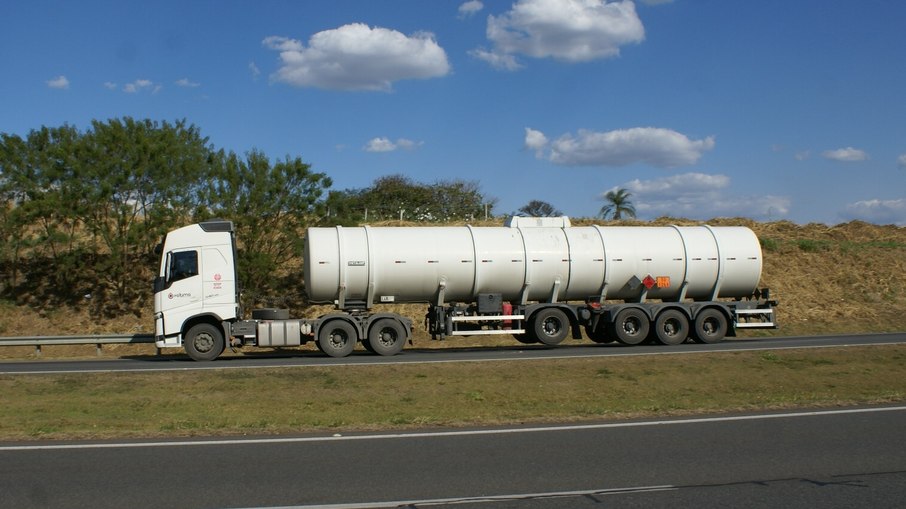 Caminhão transporta líquido inflamável em rodovia paulista