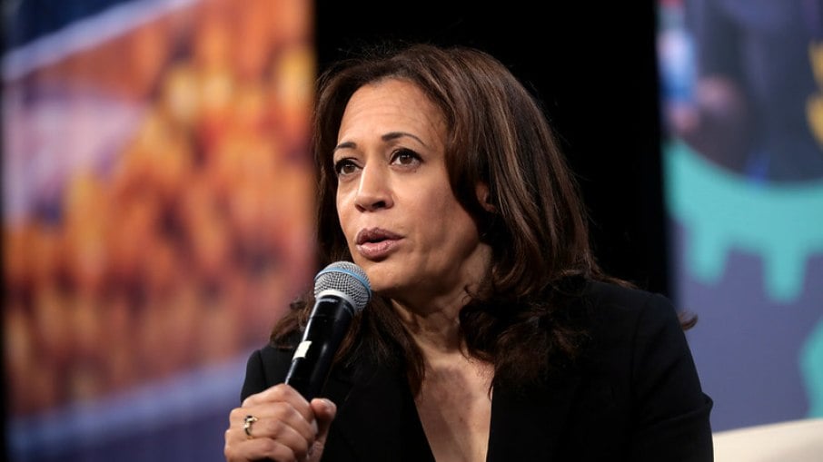 Kamala Harris é apontada como possível indicação dos Democratas para substituir Joe Biden nas eleições norte-americanas