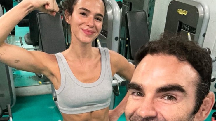 Bruna%20Marquezine%20posa%20com%20personal%20e%20ostenta%20tanquinho%20em%20treino