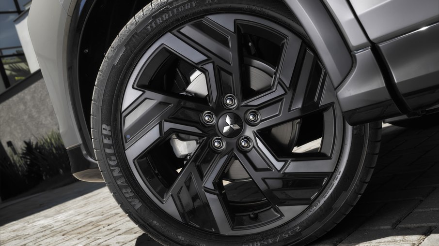Mitsubishi Eclipse Cross 2027 tem versões com rodas escurecidas e visual mais esportivo