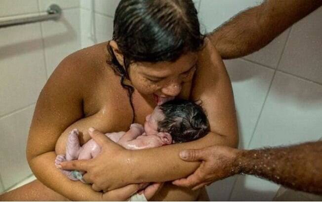 A fotógrafa brasileira Ludy Siqueira conta que se emocionou ao tirar a foto de bebê, com a mãe, após o parto humanizado