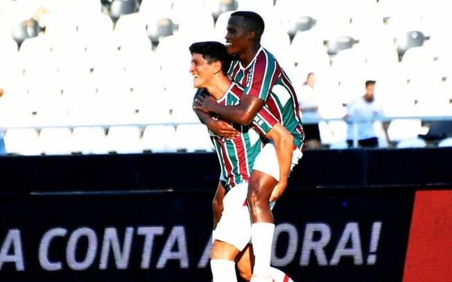 'Contente, mas podíamos ter feito mais gols', afirma Arias após vitória do Fluminense sobre Portuguesa
