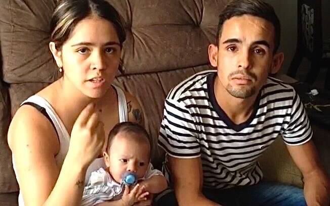 A mãe, Gabriela de Carvalho Abrantes com Yago no colo, e o pai, Hiago Pires Amaral, em casa recebendo a equipe de ROTA, dois depois que os PMs salvaram a vida do bebê