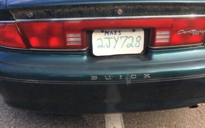 Uma placa de carro um tanto quanto peculiar foi avistada pela polícia no estado de Massachusetts, nos Estados Unidos