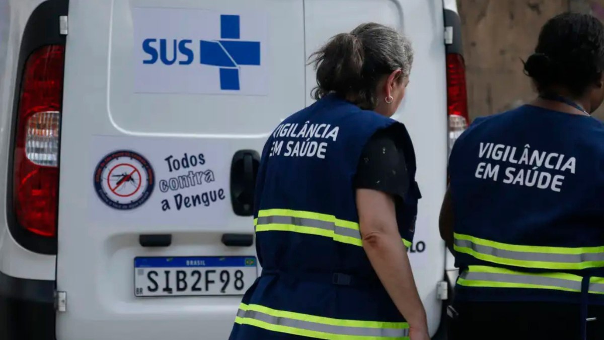 Agentes de saude da cidade de São Paulo em ação com drone em prédios abandonados