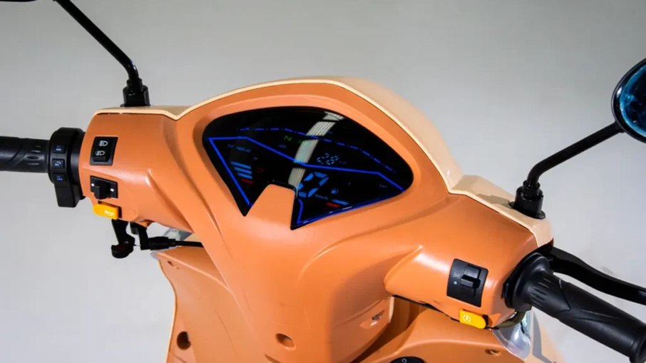ainel 100% digital da New Jet 125 SS 2026 exibe velocímetro e indicadores em tela azul ainel 100% digital da New Jet 125 SS 2026 exibe velocímetro e indicadores em tela azul