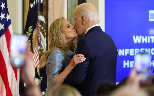 O presidente dos Estados Unidos, Joe Biden, e a primeira-dama, Jill Biden, se beijam durante a primeira conferência sobre a saúde das mulheres na Casa Branca, em Washington, no dia 11 de dezembro de 2024