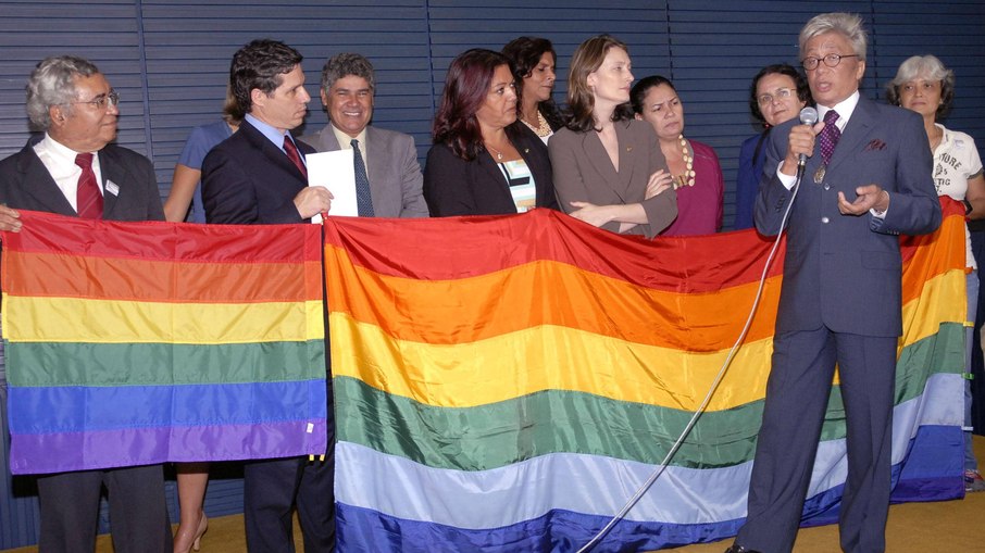 Clodovil Hernandes fala durante o lançamento da Frente Parlamentar pela Cidadania de Gays, Lésbicas, Bissexuais, Travestis e Transexuais. Leia mais