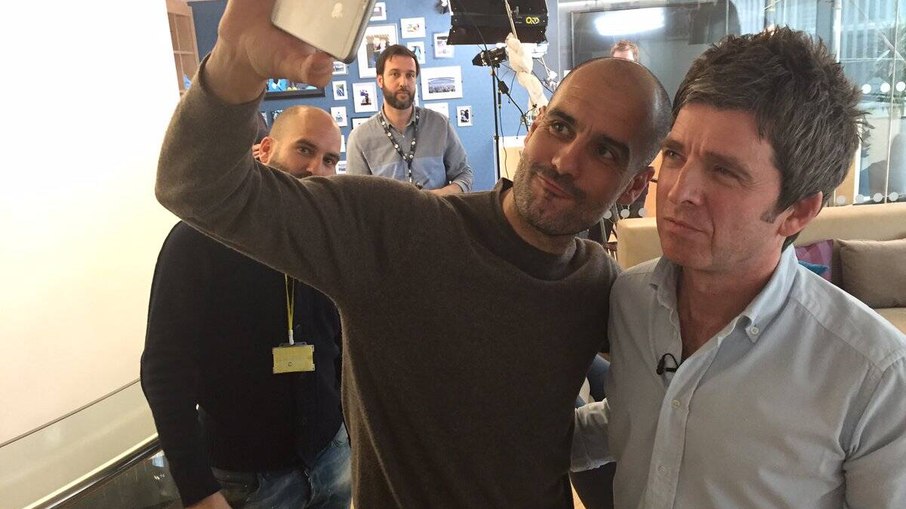 Pep Guardiola ao lado de Noel Gallagher, ex-Oasis e torcedor símbolo do Manchester City