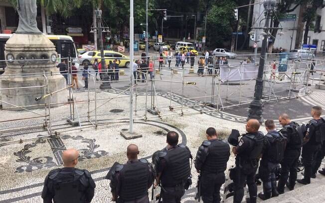 Soldados da Polícia Militar do Rio de Janeiro se posicionam em frente à Assembleia Legislativa antes de ato