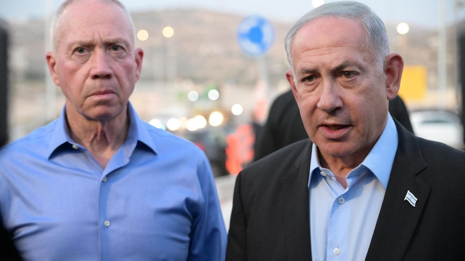 Primeiro-ministro de Israel, Benjamin Netanyahu (à dir.), e ministro da Defesa, Yoav Galant (à esq.)