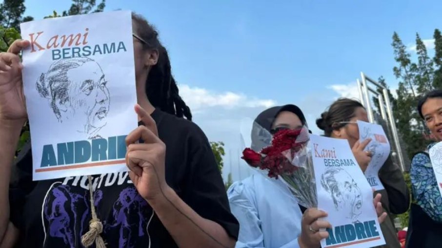 Um grupo de mães e estudantes se reuniu em Yogyakarta no sábado (14/03) para prestar solidariedade a Andrie Yunus, vice-coordenador da KontraS, grupo de direitos humanos da Indonésia, vítima de um ataque com ácido na noite de sexta-feira (13/03)