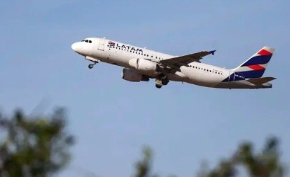 Avião da Latam faz pouso de emergência após explosão a bordo