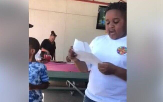 O vídeo do pedido de adoção foi gravado na festa de aniversário de 10 anos do garoto que aconteceu em Los Angeles (EUA)