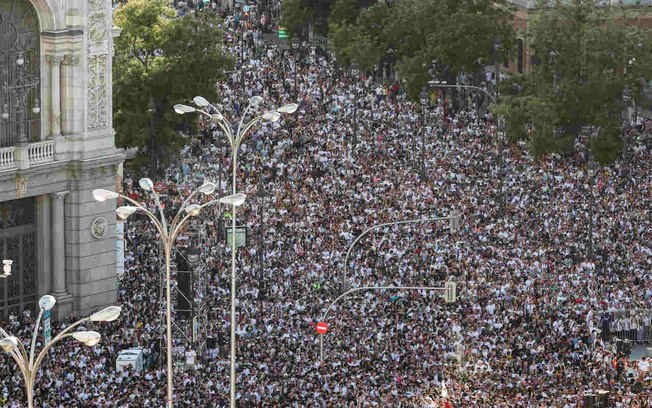 Milhares de torcedores do Real Madrid festejam o título da Liga dos Campeões