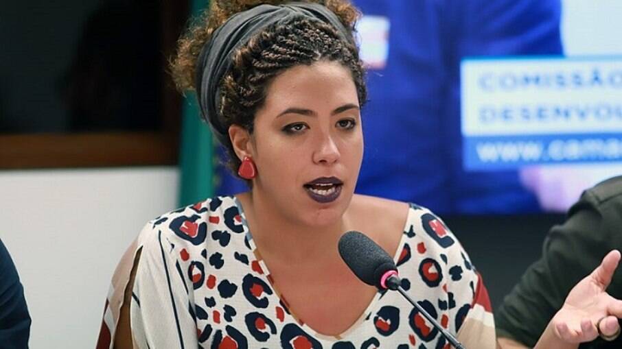 Deputada federal Talíria Petrone (PSOL-RJ) amamenta filha Moana enquanto discursa contra a privatização da Eletrobras 