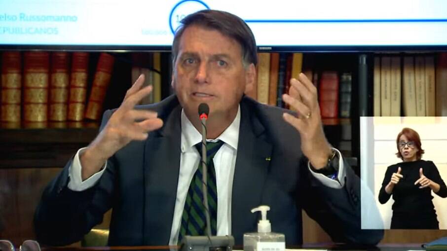 Presidente Jair Bolsonaro fala durante sua live