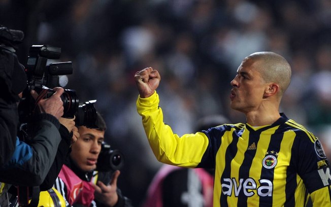 Alex em sua passagem como jogador do Fenerbahçe - Foto: Bulent Klic/AFP via Getty Images
