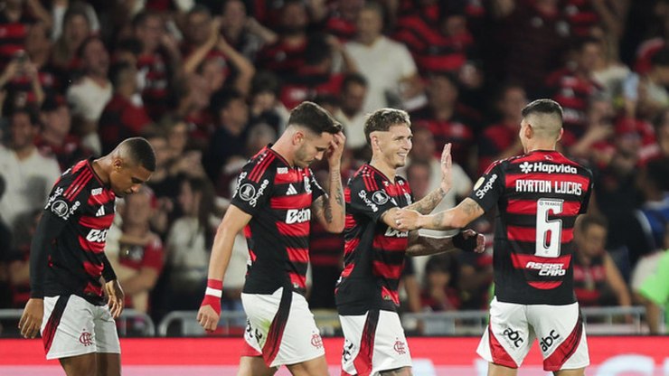 Astros do Flamengo detonam árbitro após vitória sobre Estudiantes