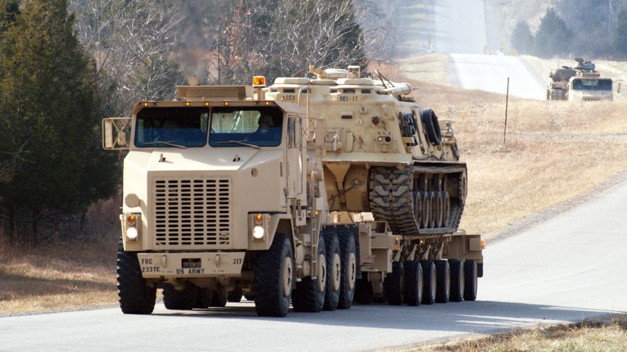 M1070 é um veículo militar para transporte de máquinas pesadas