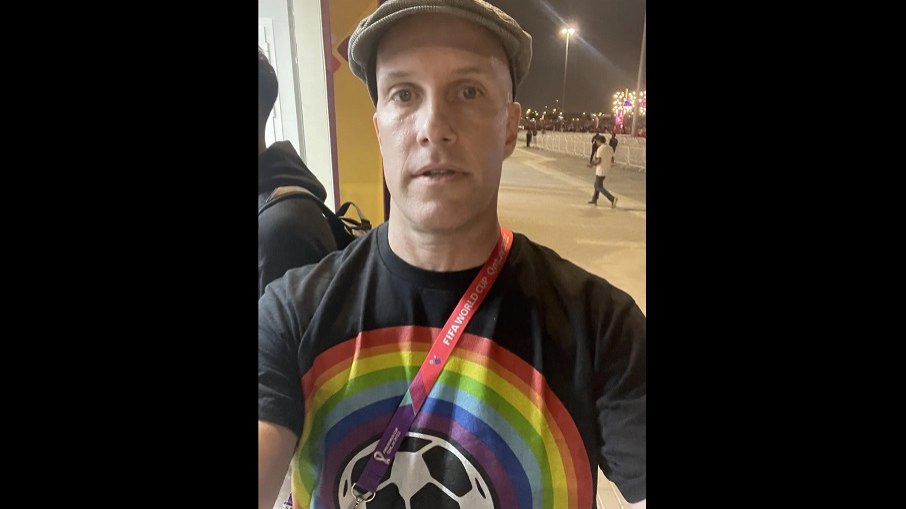 O jornalista americano Grant Wahl teve problemas por estar usando camisa com arco-íris em apoio à comunidade LGBTQIA+.