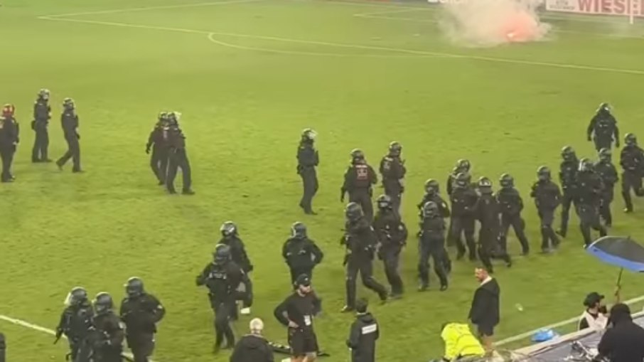 Confusão deixa feridos em jogos entre Waldhof Mannheim e Kaiserslautern, pela Copa da Alemanha 