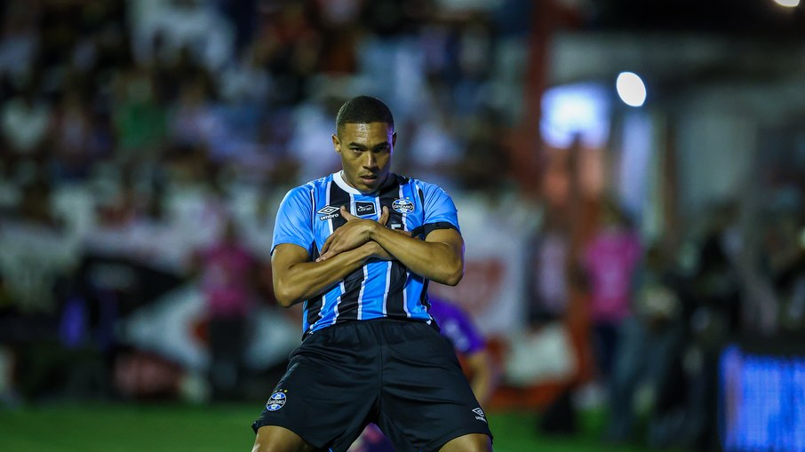 Carlos Vinícius segue com o futuro indefinido